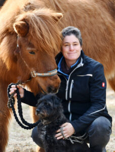 Foto von Ursl Studinger mit Pferd und Hund